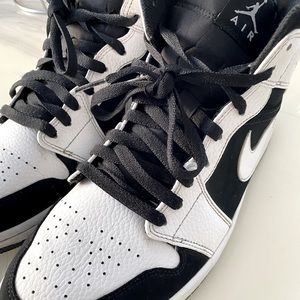 Air Jordan 1 Retro Mid OG Blcack/White Size 11